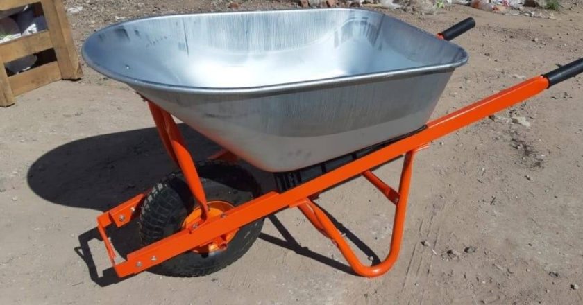 Одно- или двухколесная тачка строительная: что лучше для тяжёлых нагрузок