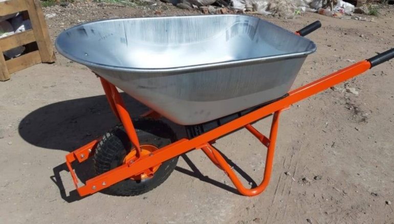 Одно- или двухколесная тачка строительная: что лучше для тяжёлых нагрузок