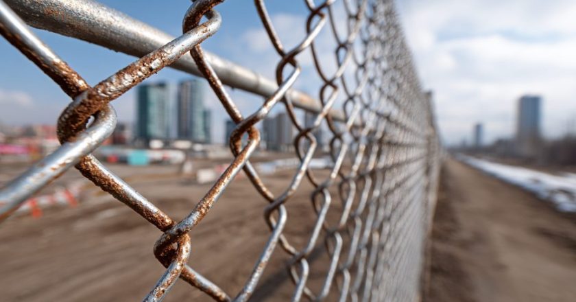 Забор-рабица в Самаре как решение для ограждения участка с учетом преимуществ, недостатков и расходов на монтаж